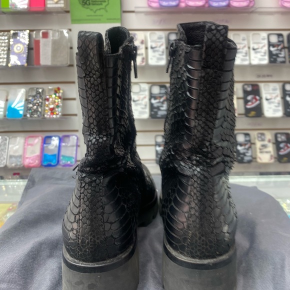 Boots - Picture 4 of 7